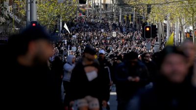 Armeekräfte und Hubschrauber: Sydney setzt restriktiv Corona-Ausgangssperre durch und verhindert Proteste