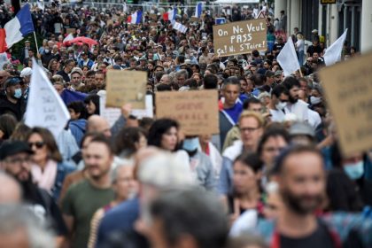 Ungeimpften droht Berufsverbot: Über 160.000 Franzosen demonstrieren gegen verschärfte Corona-Regeln