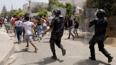 Nach Protesten: Tunesiens Präsident entmachtet Regierungschef und Parlament