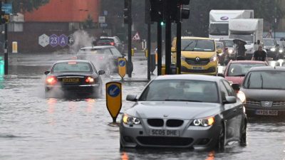 Heftige Regenfälle sorgen für Verkehrschaos im Südosten Englands