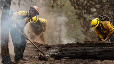 Tausende Feuerwehrleute kämpfen gegen riesigen Waldbrand in Kalifornien