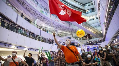 Kritische Gesänge über KP Chinas: Polizei in Hongkong geht gegen Olympia-Fans vor