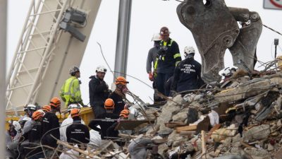 Zwei Kinderleichen nach Hauseinsturz in Trümmern gefunden – Biden besucht Unglücksort
