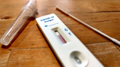 Ärztevertreter wollen PCR-Tests für Geimpfte – Lauterbach schließt Einschnitte für Geimpfte aus