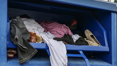 Bayern: Passanten finden tote Frau in Altkleidercontainer eingeklemmt