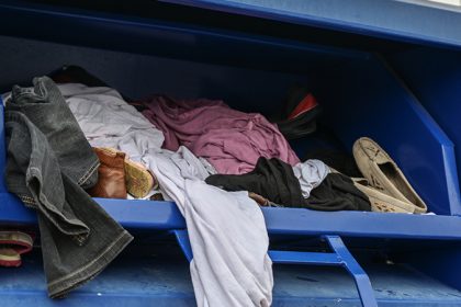 Bayern: Passanten finden tote Frau in Altkleidercontainer eingeklemmt