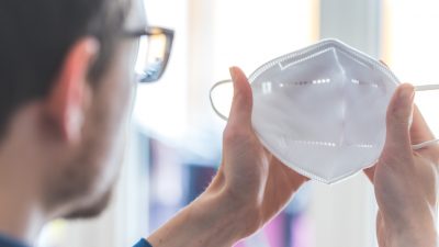 Hunderte Chemikalien und Mikroplastik in FFP2-Masken – Professor Braungart rät zu kompostierbaren Masken
