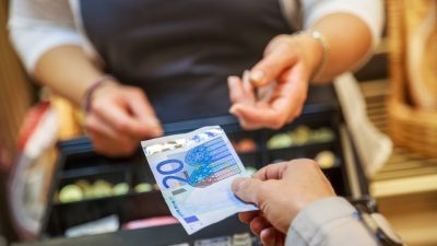 Zugang muss gesichert sein: Verbraucher wollen weiter mit Bargeld bezahlen