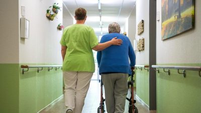 Zulauf zu Altenpflege stockt: Delle bei Beschäftigung