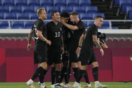 Medaillentraum lebt noch: Erster Sieg für DFB-Fußballer