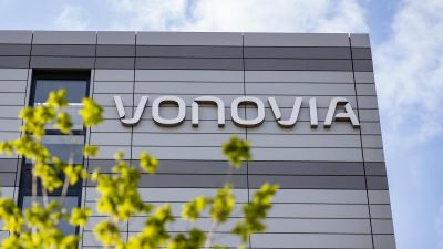 Unbekannte zünden fünf Firmenfahrzeuge von Vonovia in Berlin an