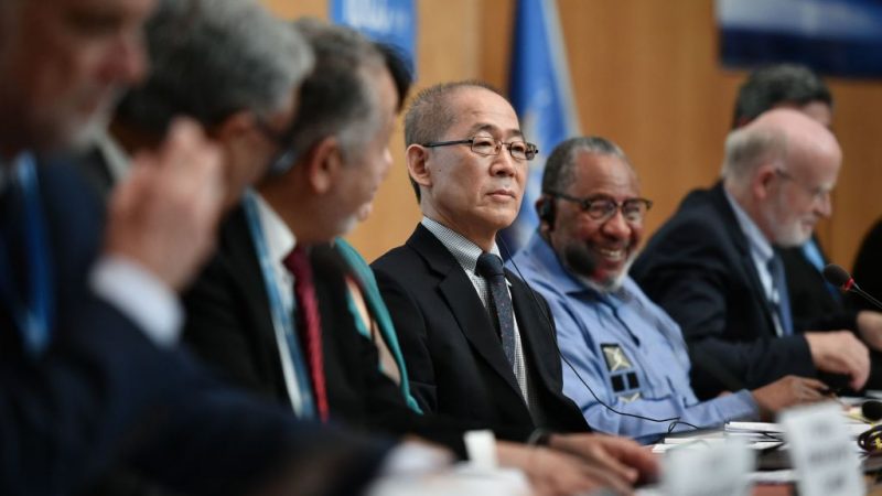 Hoesung Lee (Mitte) leitet den Zwischenstaatlichen Ausschusses für Klimaänderungen (IPCC) seit 2015. Am Montag hat das Gremium den Sechsten Klimabericht in Genf vorgestellt.