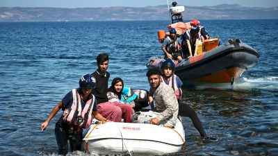 Griechische Küstenwache soll Migranten ins Meer geworfen haben