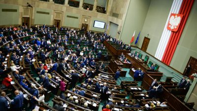 Polnisches Parlament stimmt umstrittenem Mediengesetz zu