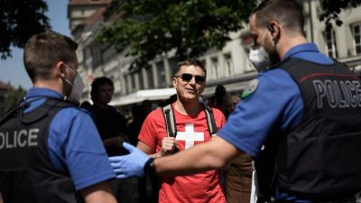 Schweizer Polizisten fordern verhältnismäßige Corona-Maßnahmen