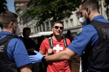 Schweizer Polizisten fordern verhältnismäßige Corona-Maßnahmen