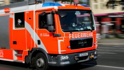 Feuerwehr: Löschung eines normalen Autos braucht 500 Liter Wasser – eines E-Autos 10.000 Liter