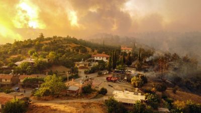 Touristen und Einwohner müssen wegen Bränden in der Türkei ihre Häuser verlassen