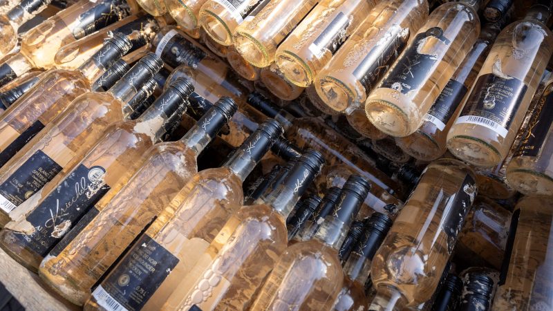 „Limitiert und originalverschlammt“: Flutwein-Verkauf unterstützt Wiederaufbau im Ahrtal