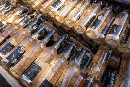 „Limitiert und originalverschlammt“: Flutwein-Verkauf unterstützt Wiederaufbau im Ahrtal