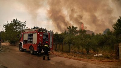 Brände in Griechenland breiten sich weiter aus – Athen in dichten Rauch gehüllt