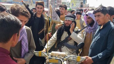 Hunderte afghanische Soldaten ergeben sich den Taliban nahe Kundus
