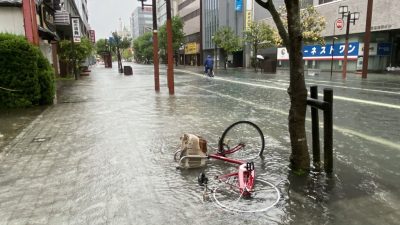 Der Westen Japans wird von Überschwemmungen und Erdrutschen heimgesucht