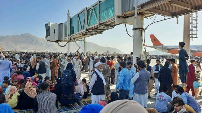 Menschenmenge auf Kabuler Flughafen –  US-Militär gibt Warnschüsse ab