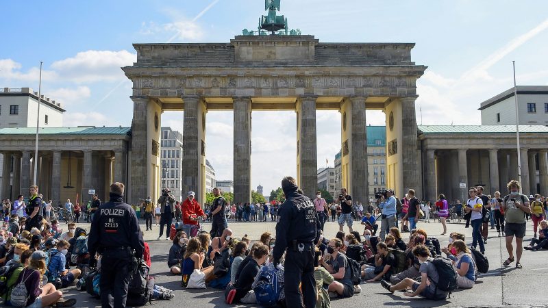 Protest für Klimaschutz: Sitzblockade am Brandenburger Tor
