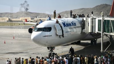 Verzweiflung auf dem Rollfeld – Afghanen klammern sich an aufsteigende Flugzeuge