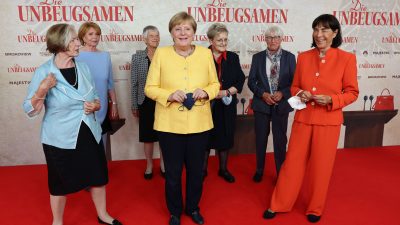 Kritik an lachender Kanzlerin: Kinobesuch während Luftwaffe versucht Menschen zu retten