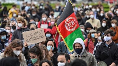 Tausende Menschen demonstrieren für Aufnahme afghanischer Flüchtlinge