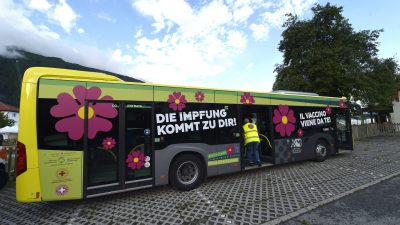 Unverdrossen spritzig unterwegs: „Der Impfbus rollt durchs Land“