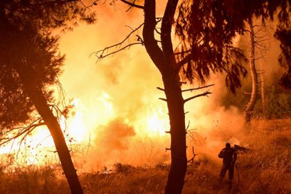 Einsatzkräfte kämpfen gegen Feuer vor den Toren Athens