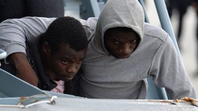 NGO-Schiff mit 322 Flüchtlingen in Hafen von Augusta eingelaufen