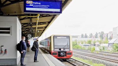 „Wer bei Seegang operieren kann, kann auch im Zug impfen“ – Impfarzt mit Berliner Ringbahn unterwegs
