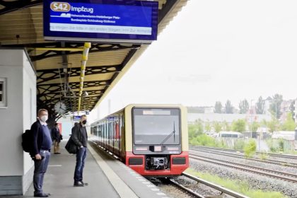 „Wer bei Seegang operieren kann, kann auch im Zug impfen“ – Impfarzt mit Berliner Ringbahn unterwegs