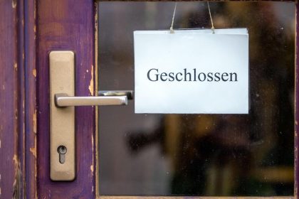 Immer mehr Menschen räumen Wirtschaft Vorrang vor Virusbekämpfung ein