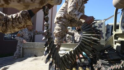Libysche Armeeeinheiten beschießen sich in Tripolis mit Artillerie