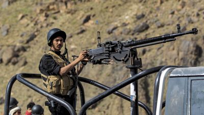 Von Saudi-Arabien angeführte Militärkoalition fliegt Vergeltungsangriffe im Jemen