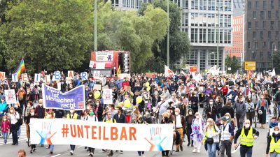 Für mehr Solidarität und Gerechtigkeit: Tausende Demonstranten ziehen durch Berlin
