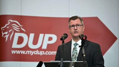 Nordirischer DUP-Parteichef droht mit Platzen der Regierung