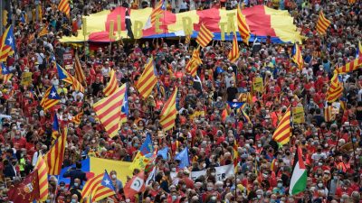 Mehr als 100.000 Menschen demonstrieren für Kataloniens Unabhängigkeit