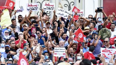 Hunderte Demonstranten fordern Rückkehr zur Demokratie in Tunesien