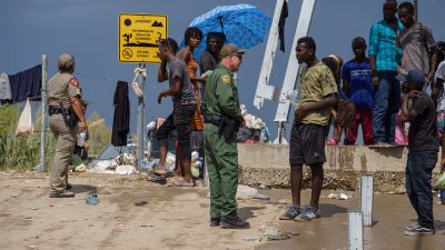 US-Regierung kündigt verstärkte Abschiebeflüge von Migranten an