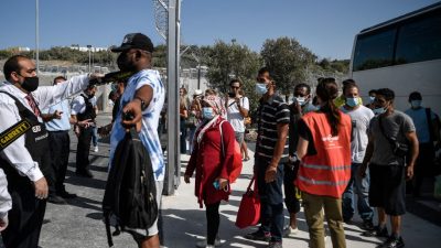 Griechenland siedelt Migranten in neues „geschlossenes“ Flüchtlingslager um