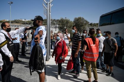 Griechenland siedelt Migranten in neues „geschlossenes“ Flüchtlingslager um