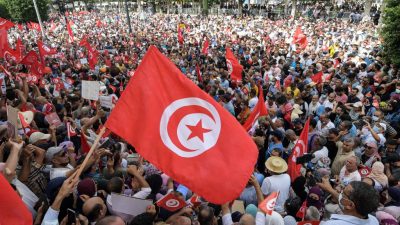 Tausende Tunesier protestieren gegen „Putsch“ durch den Präsidenten