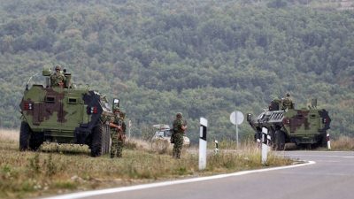 Serbien verlegt gepanzerte Fahrzeuge an Grenze zum Kosovo