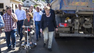 Merkel besucht Ahrtal – Von Storch beklagt Abwesenheit von Geistlichen bei Trauerfeier